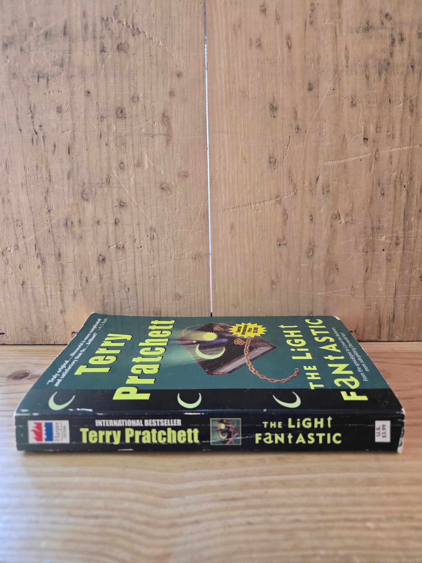 The Light Fantastic // Terry Pratchett // 2000 // Vintage Paperback Fantasy Discworld