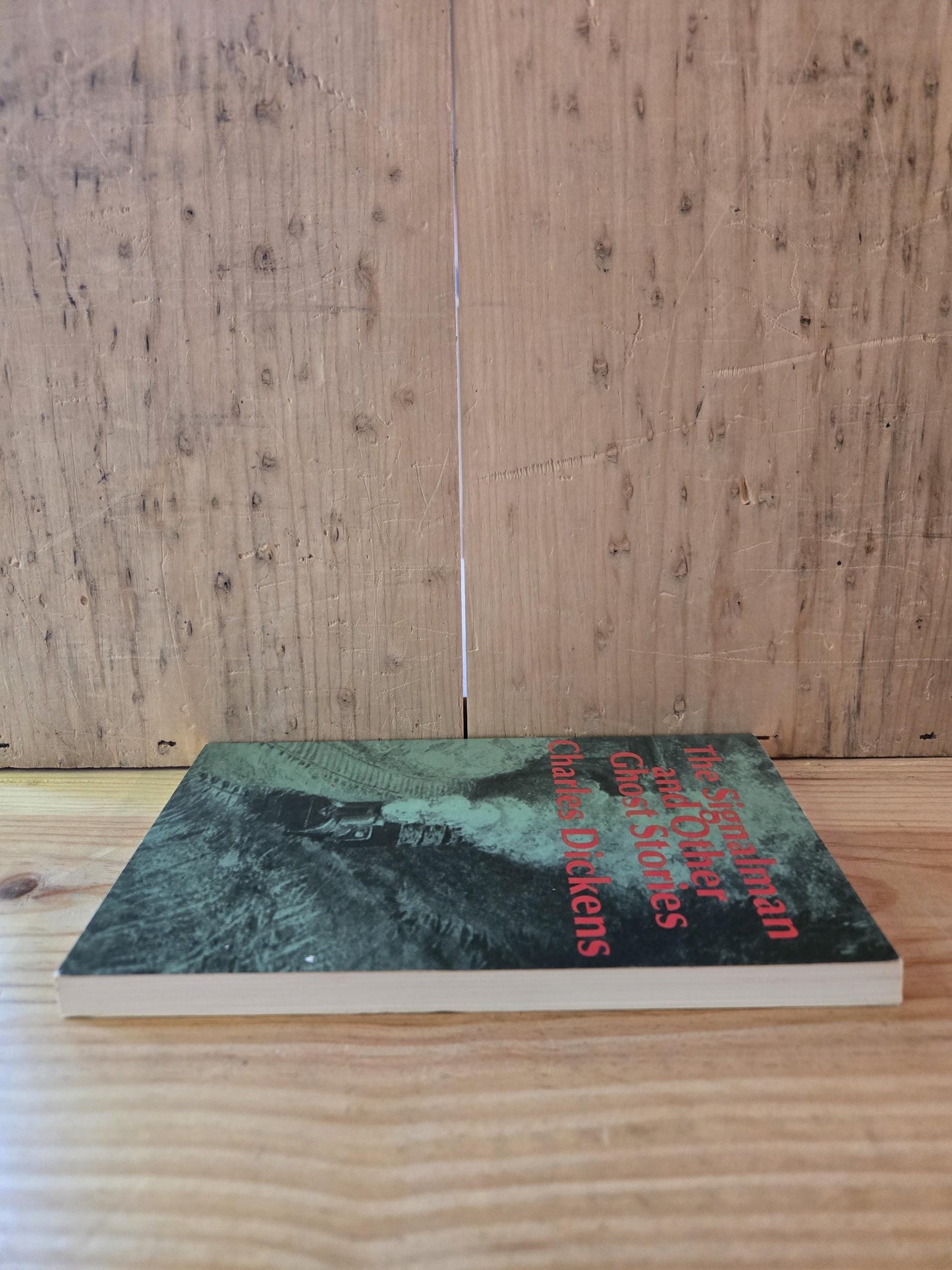 The Signalman and Other Ghost Stories // Charles Dickens // 1988 // Vintage Paperback