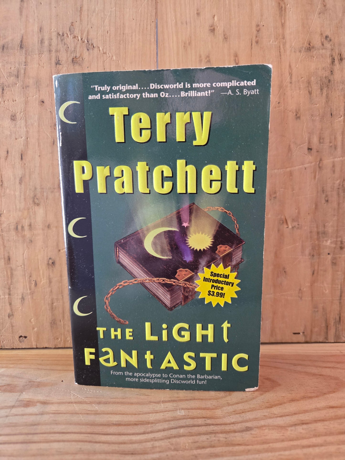 The Light Fantastic // Terry Pratchett // 2000 // Vintage Paperback Fantasy Discworld