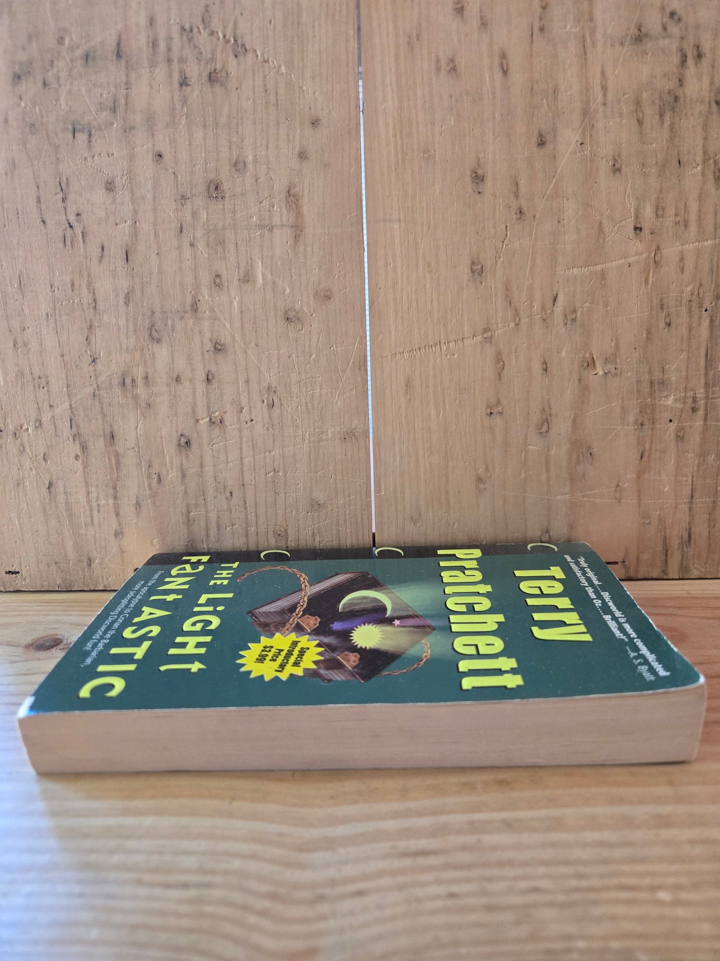 The Light Fantastic // Terry Pratchett // 2000 // Vintage Paperback Fantasy Discworld