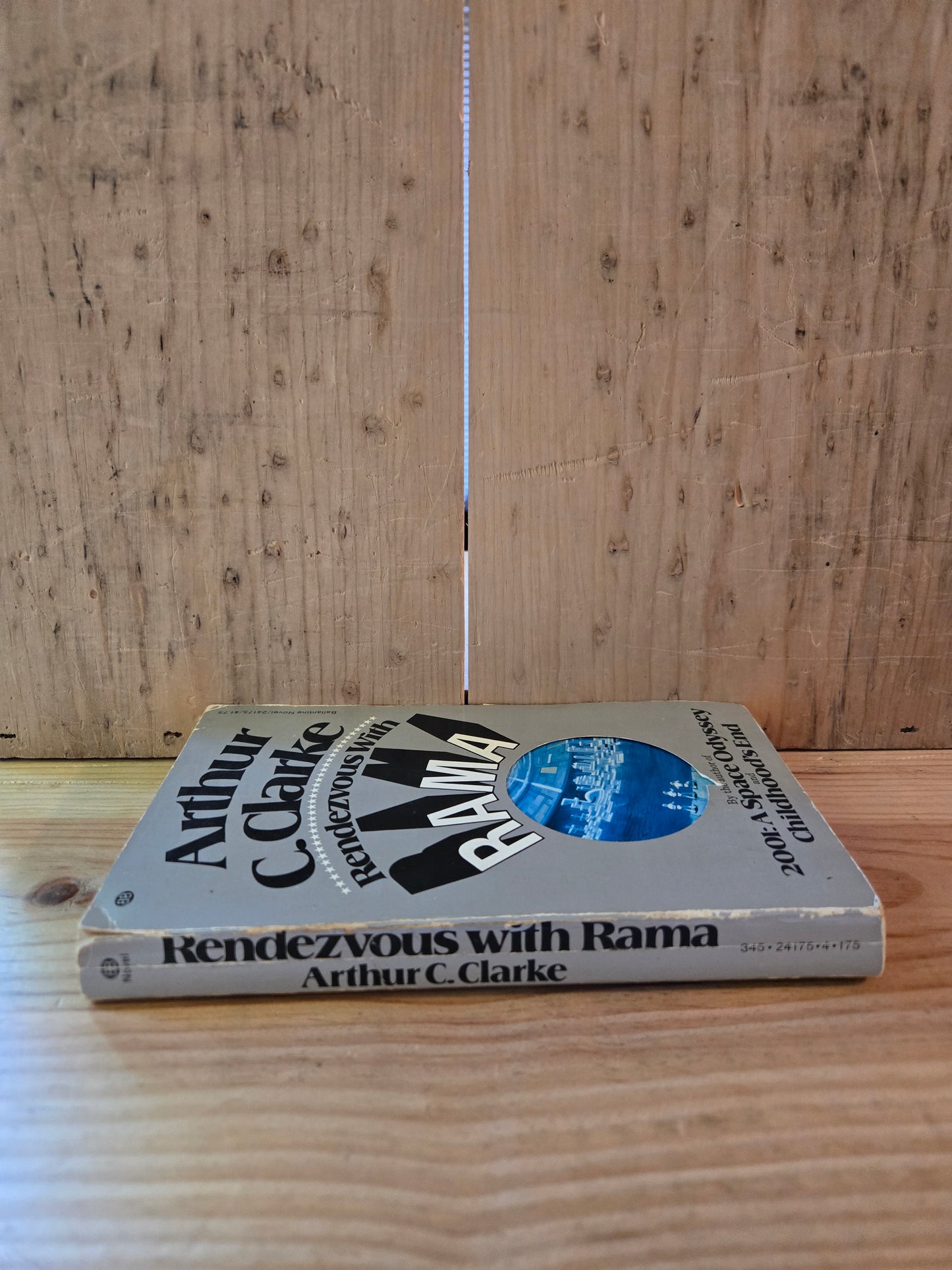 Rendezvous with Rama // Arthur C. Clarke // 1974 // Vintage Paperback Sci-fi