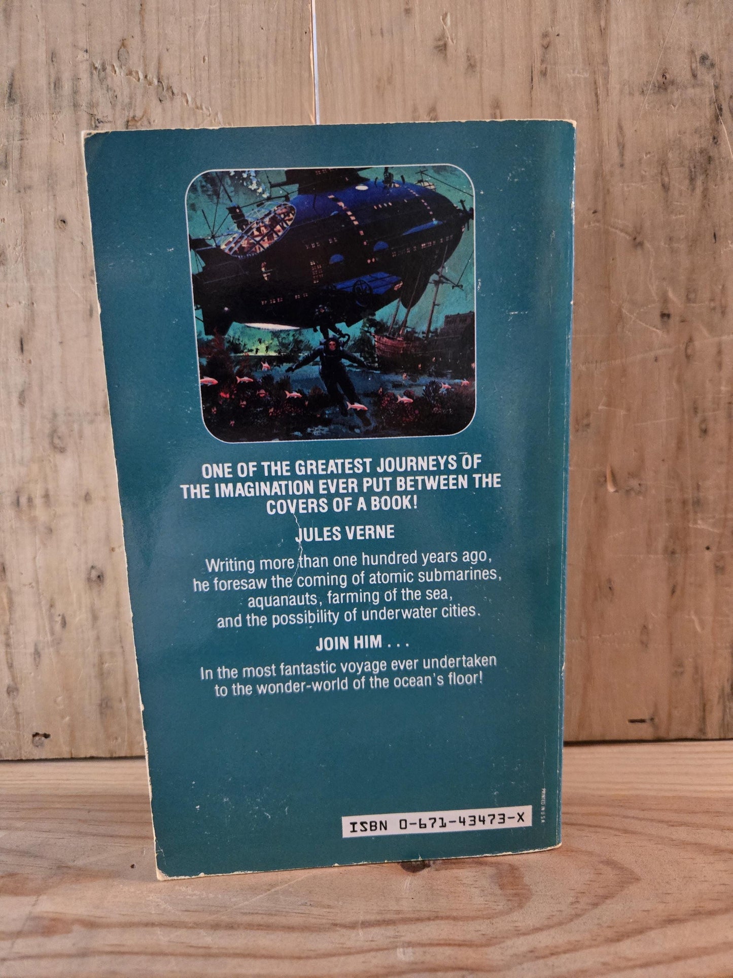 Twenty Thousand Leagues Under the Sea // Jules Verne // 1966 // Vintage Paperback